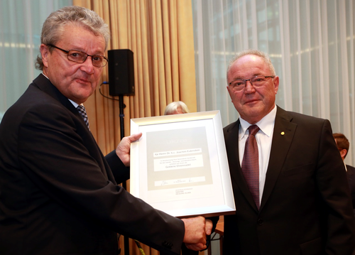 Titelbild zum News-Artikel: Ehemalige Landesinnungsmeister mit der Goldenen Ehrennadel des ZVSHK geehrt